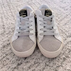 VINTAGE HAVANA Kids White, Gold, and Gray Sneakers